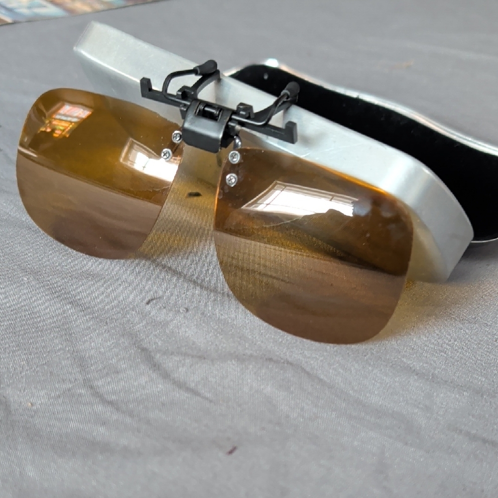 Eagle Eyes Clip-On Sunglasses with Case - Picture 3 of 4